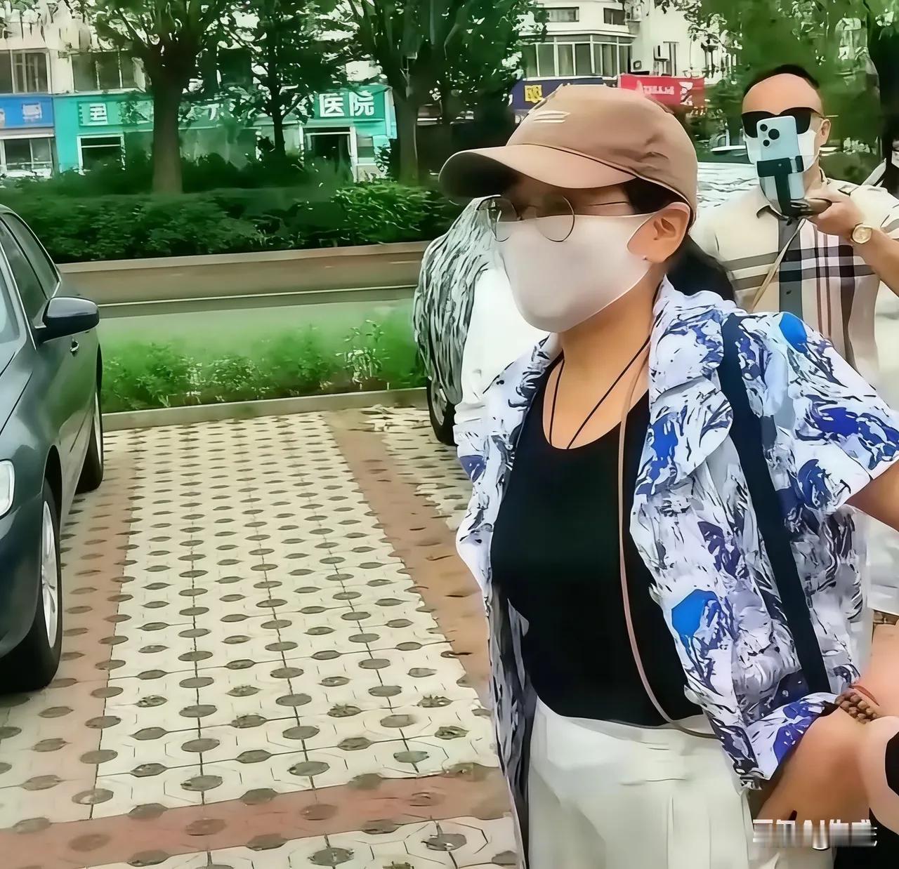 柴桑这两天在直播间大声呼吁，你们为什么不查某某人的缴费清单？她要表达什么意思，其