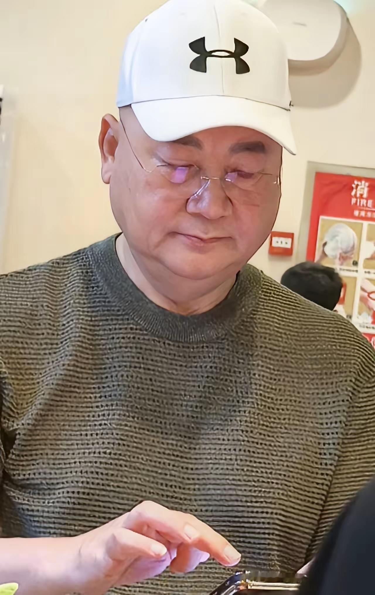 陈丽华离世四个月后，粉丝在北京一家饭馆偶遇迟重瑞先生。看背景饭馆挺普通的，他和朋