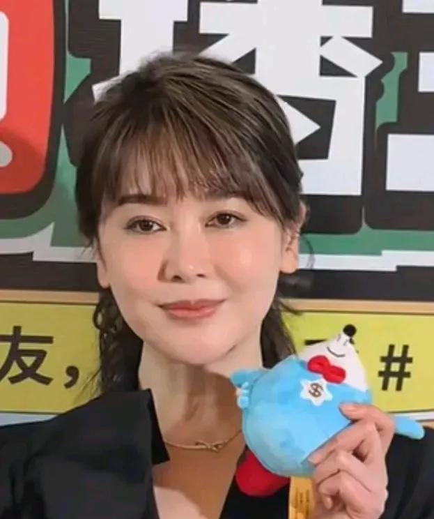 左小青医美后颜值飙升，也有网友觉得她失去了原来的气质，变得“太难看”，还有网友表