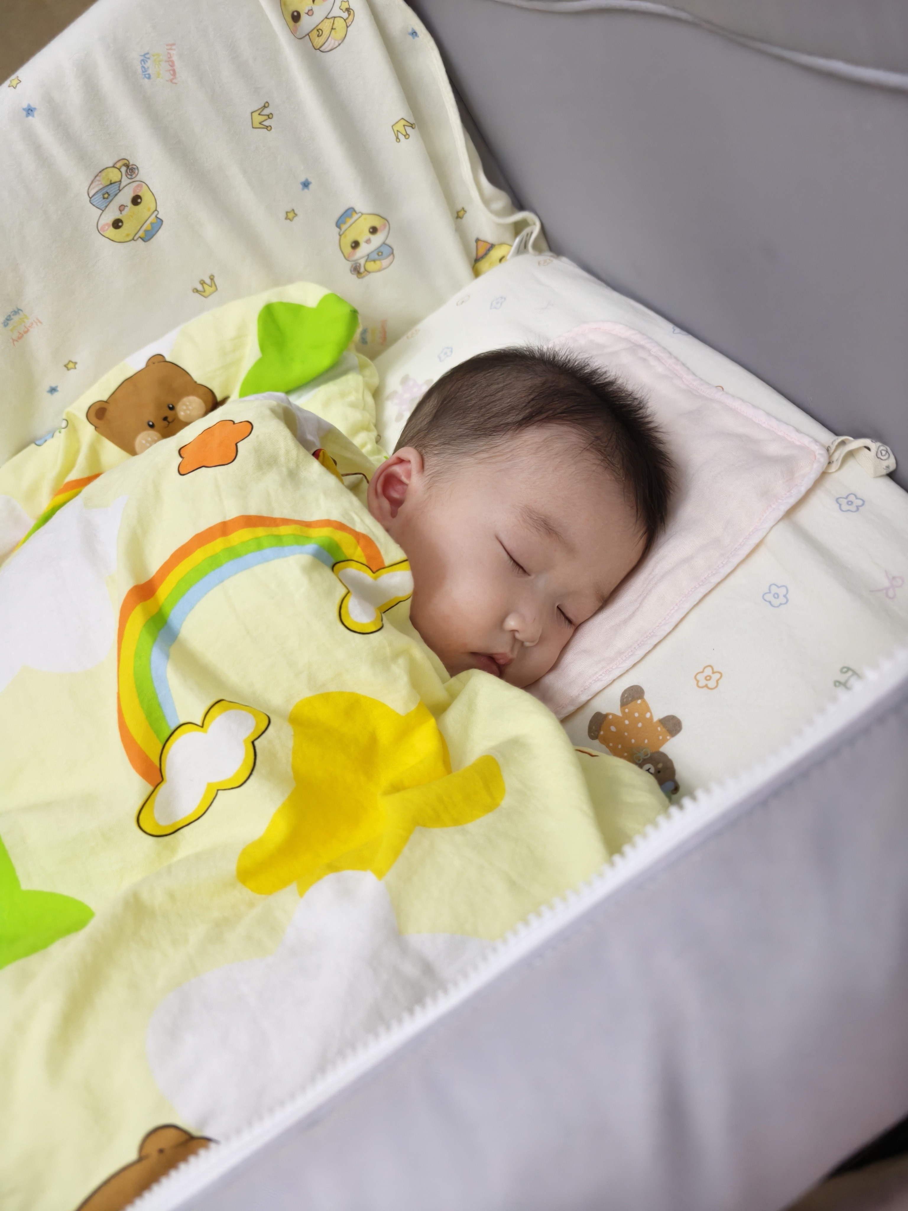 人类幼崽也太可爱了，忍不住凑过去亲了两口，睡觉都是甜的