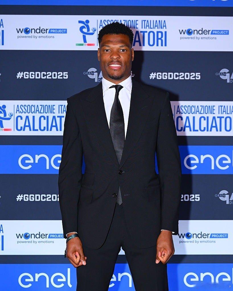 瓜罗：不仅如此邓弗里斯显然又更换了经纪人门德斯不再负责他的事务邓弗里斯的新