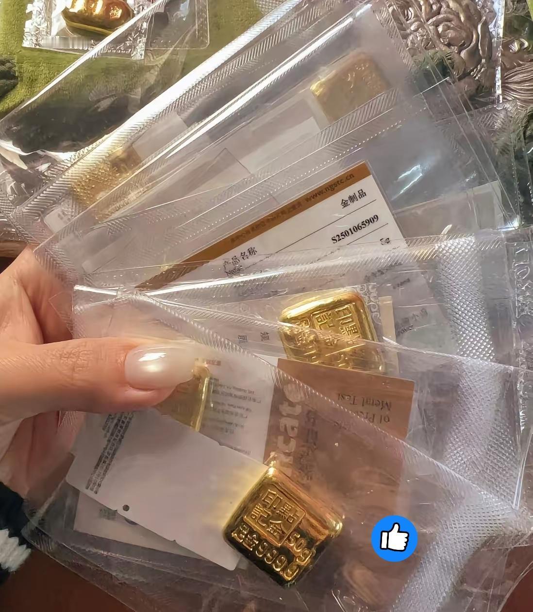 1月25日，同事又贷款5万买了50克黄金，不是因为金价突然跌了，而是明天开盘