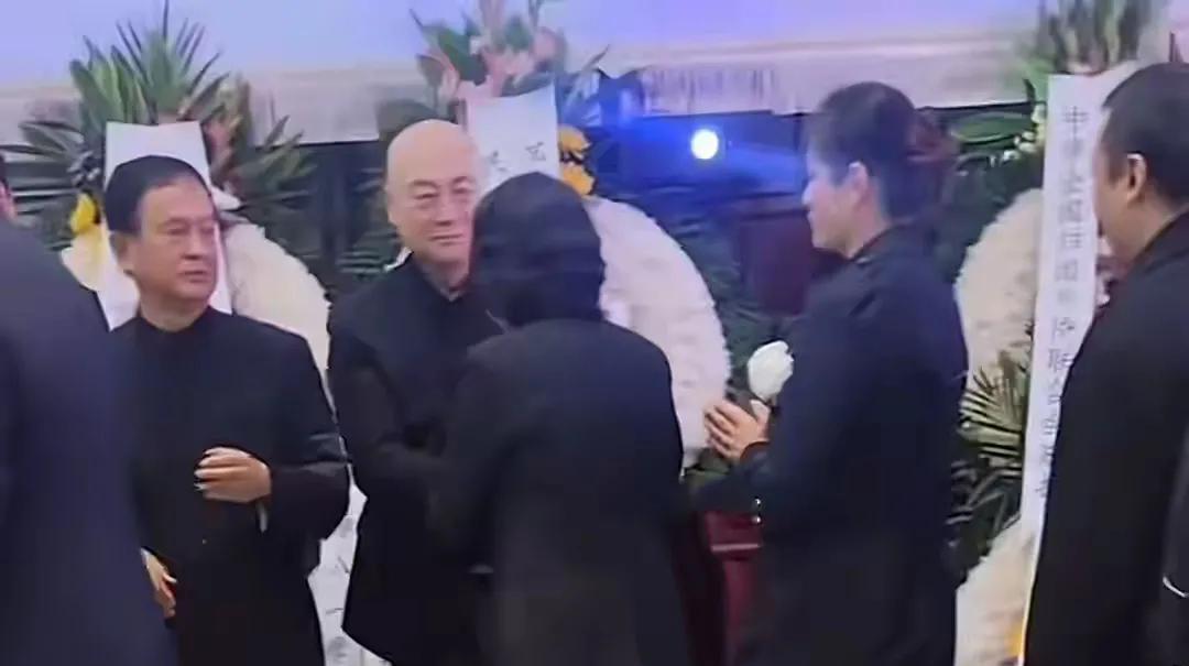 74岁的唐僧站在妻子灵堂最前排，手抖得握不住宾客的手。他整个人瘦脱了相，背弯得