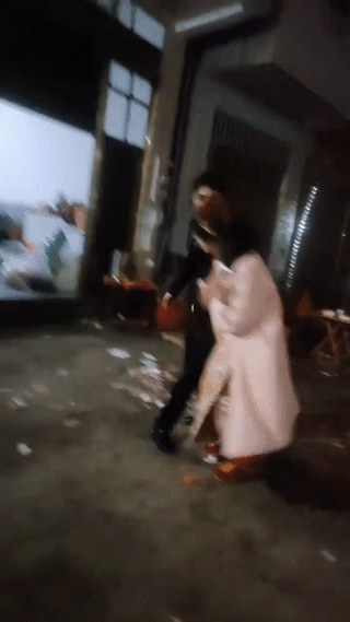 新郎结婚由于实在是太高兴了！他喝醉以后开始语无伦次，神志不清。旁边的新娘非常