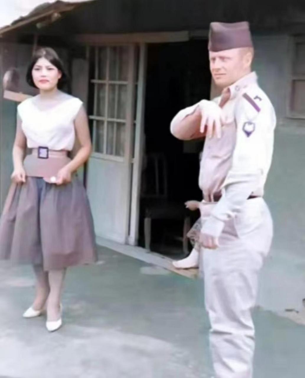 1952年，驻韩美军基地附近，一个美国大兵和一个韩国女性在谈好“酬劳”之后，正在