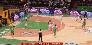 冯傲饿虎扑向赵继伟，这是赵继伟唯一的尴尬，他三分球后有过得瑟表情看似很激烈