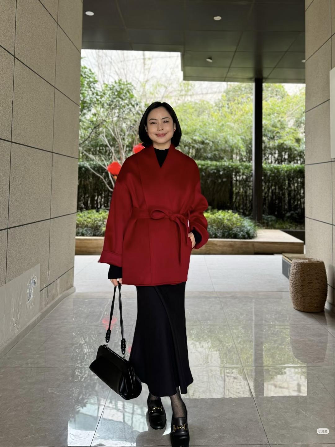 四五十岁女性新年红色服装怎样穿更时髦高级？只要掌握这3点，轻松穿出好看造型。