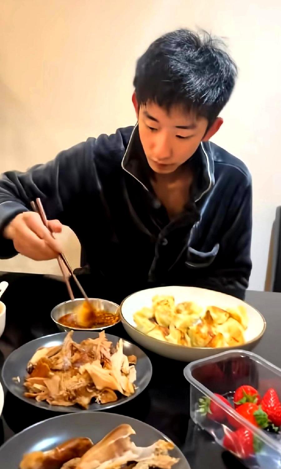 决赛前这顿饭，吴宜泽一家真挺像普通人家。不是啥精心摆拍，就是在英国家里，父子俩