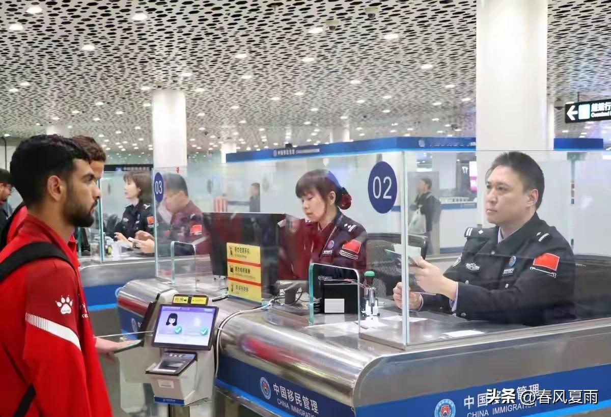 白云机场上个月拦下了一个印度人，检查完护照之后又翻了他的行李箱，结果发现里面连一