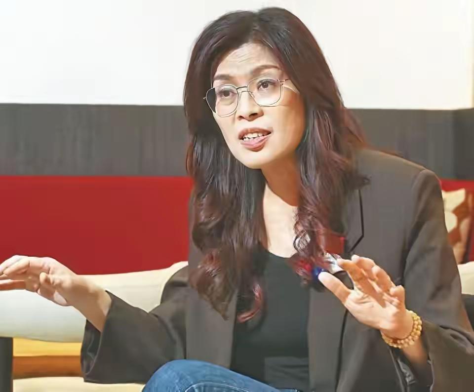 与卢秀燕偷偷摸摸的访美相比，郑丽文的访陆可以说是光明正大，而且收获满满。郑丽