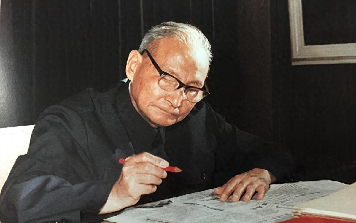 “老陈，西湖的风还是这么柔，你可得慢点走！”1987年4月12日，春日清