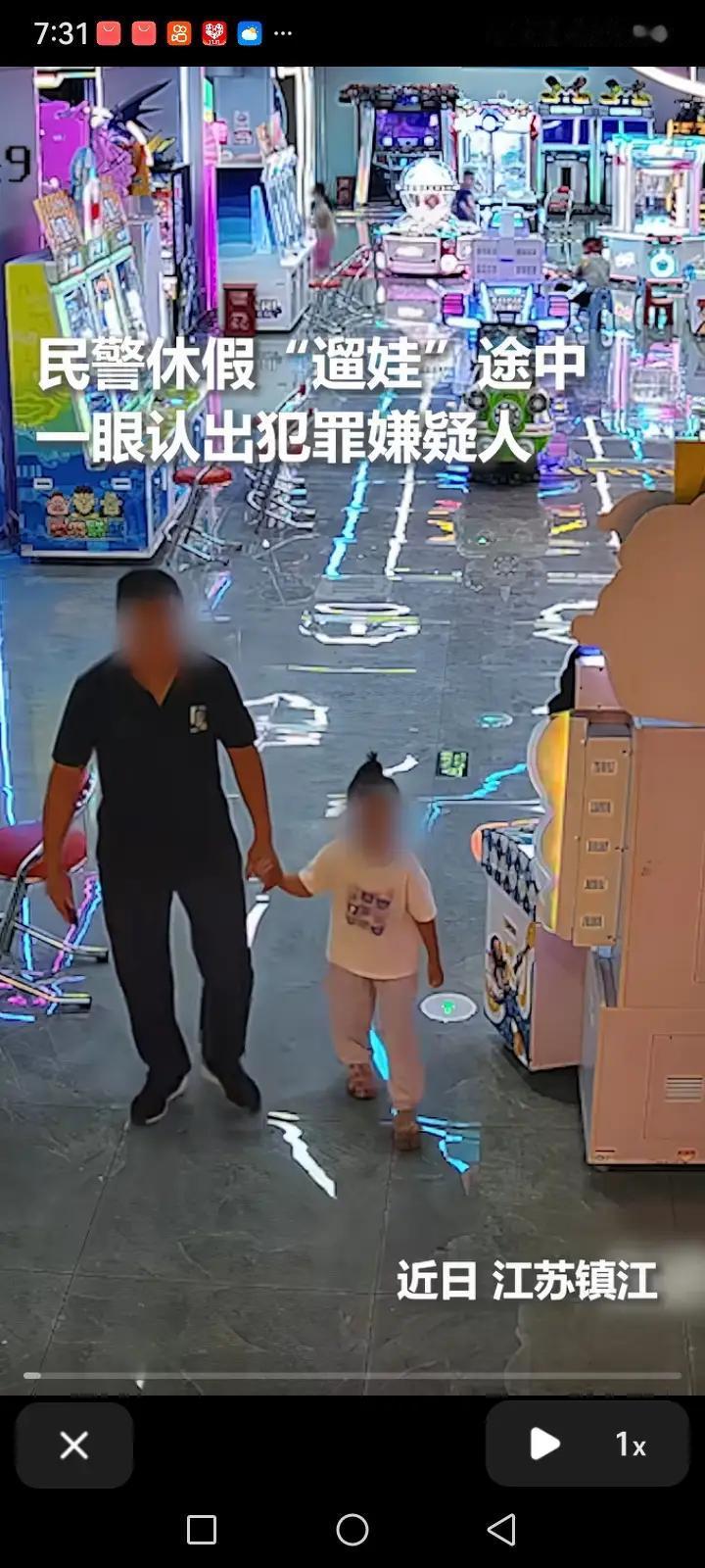 10月12日，江西吉安，阳光刚爬上公园湖面，休假民警刘俊左手抱娃右手推车，眼睛却