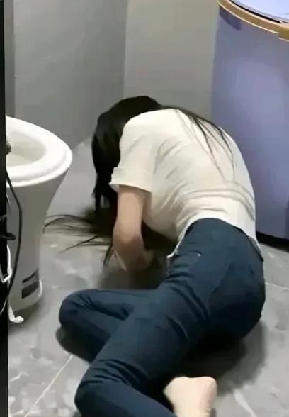 河南16岁女孩在家上厕所时，不慎摔倒死亡。家属悲痛之余，想到学校曾为女孩买过一份