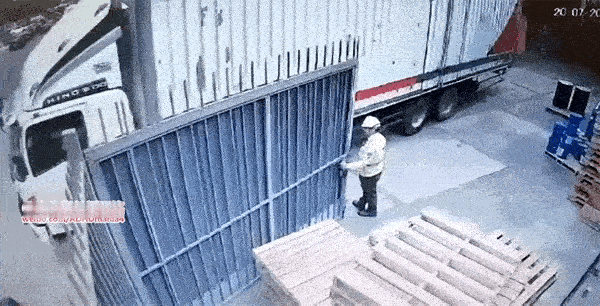 开个门还能把自己夹了，危险无处不在，考验人心的时候现实生活中你以