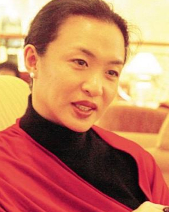 有一次，李静问金星：“你为什么嫁给外国人？”金星愣了，还没来得及说话，李静就自己