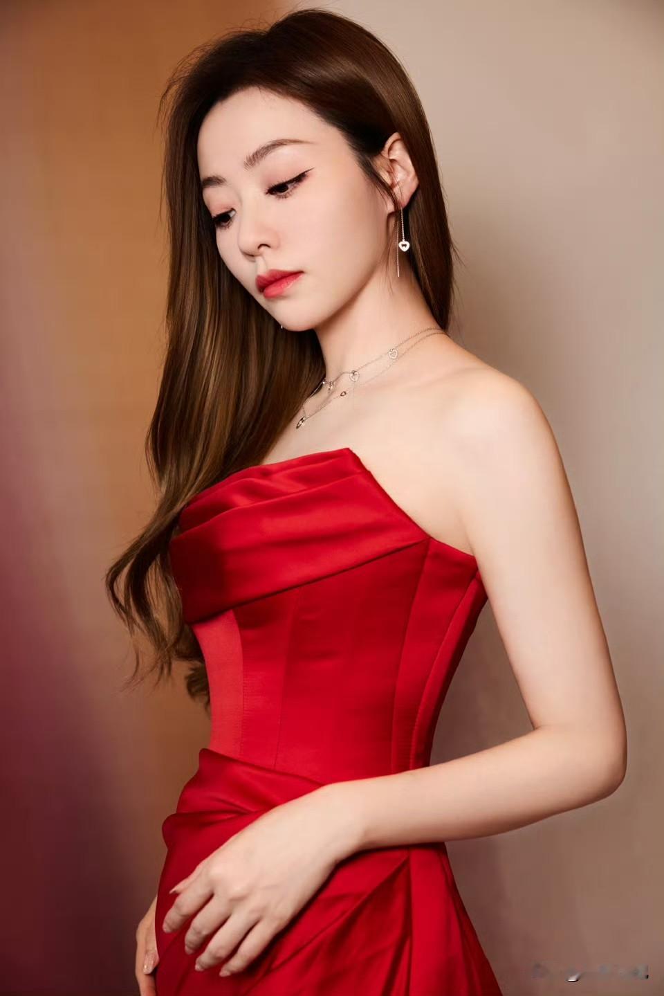 张靓颖，红衣灼灼，丝缎似火