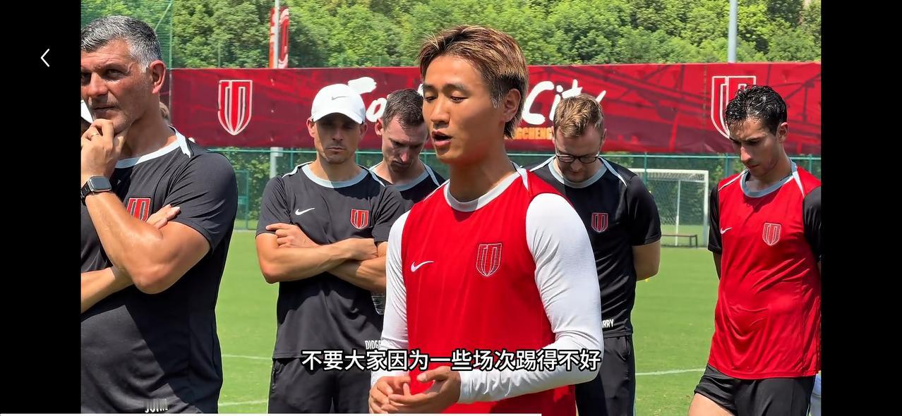 成都蓉城队长韦世豪在球队公开训练活动中，面对球迷发表讲话。韦世豪说道☞我还是希