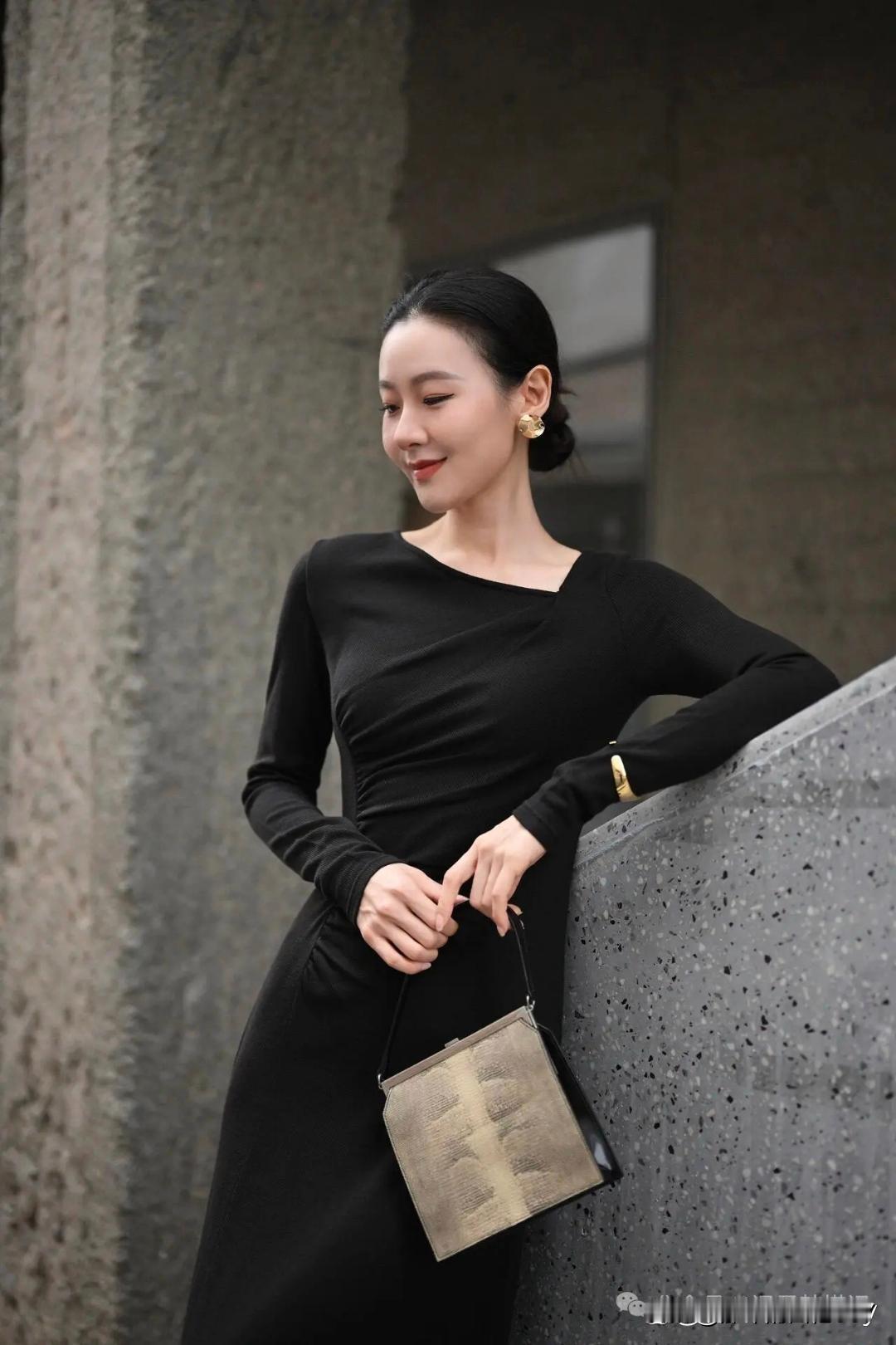 优雅黑裙那就是都市女性的“秘密武器”。一条合身的黑裙，简约又大气，穿上瞬间气质拉