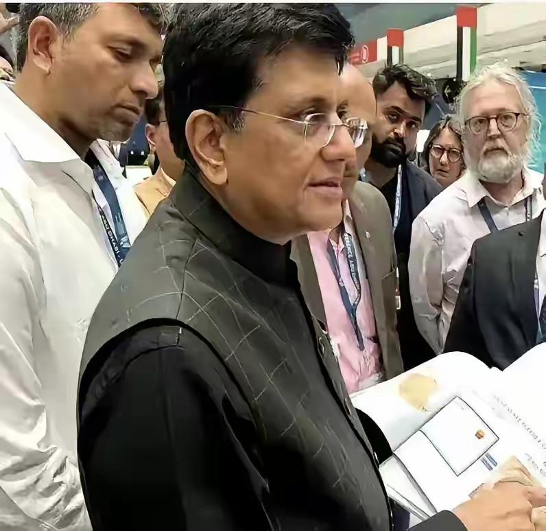 逃亡中的菲律宾前官员指控马科斯下令实施虚假的防洪工程。小马科斯把人往死路上逼。反