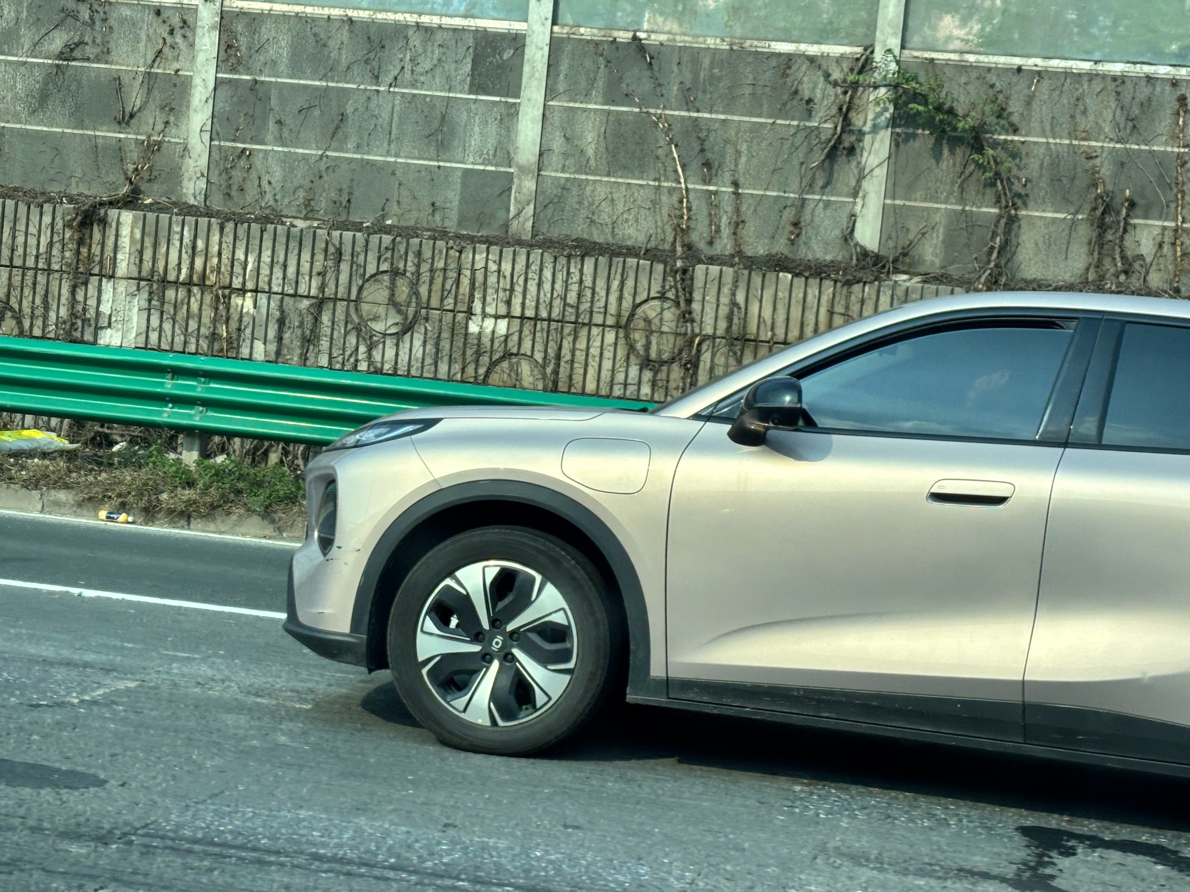 路上看到一辆车，感觉挺好看的，没认出来是什么车，然后仔细看了一眼路上，发现好看的