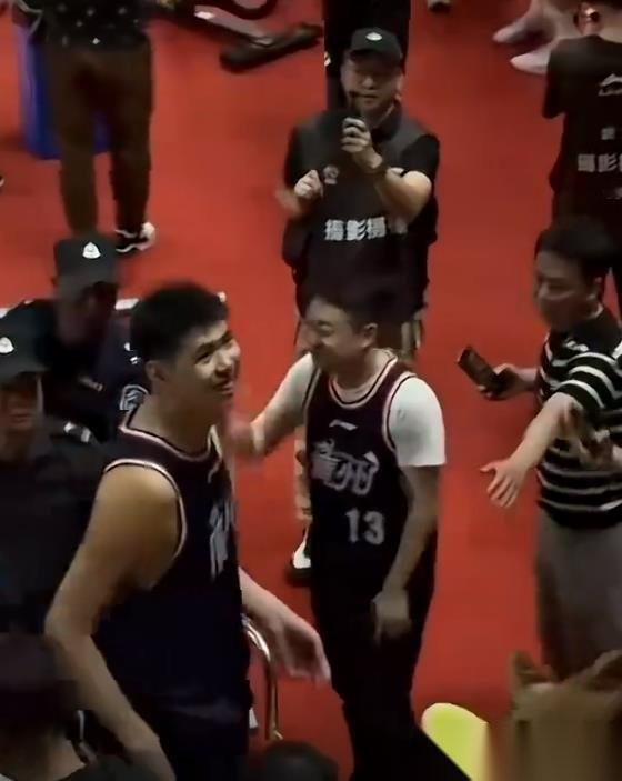 赛后广州球迷在对着徐昕高声呼喊：“干杜锋”。徐昕忍不住笑了。广州队有惊无险的进入