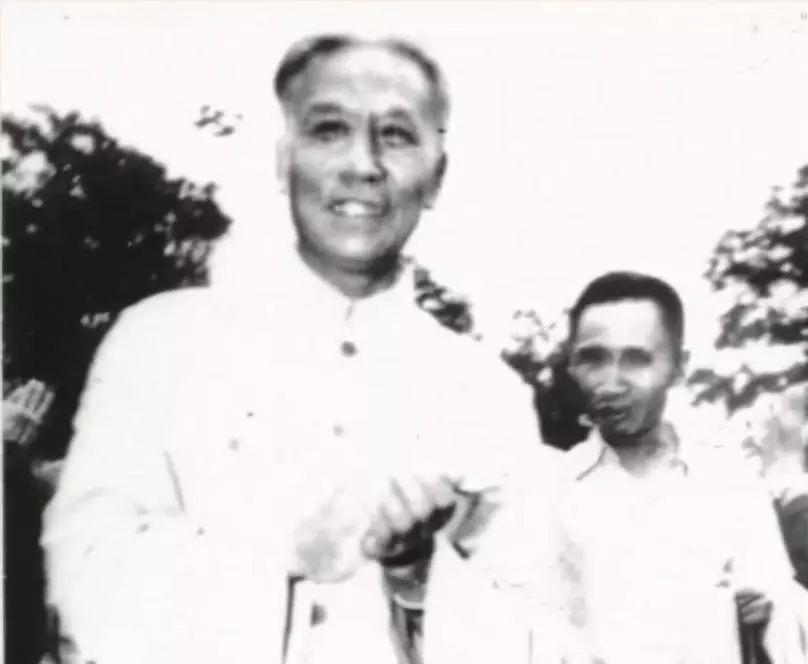 1958年9月2日，刘少奇副主席和周恩来总理在从北戴河开完中央政治局扩大会议返回