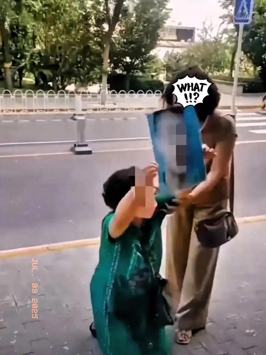 杜女士高举儿子遗像北京跪大街喊冤，说实话真的很佩服杜女士敢于反抗的精神，这场风波