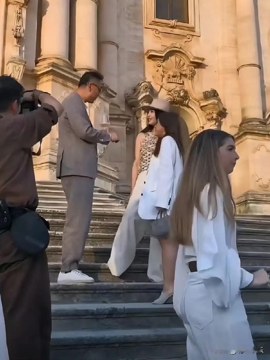 刘涛带女儿现身意大利，小姑娘已经18岁了，亭亭玉立！有一说一，刘涛的两个孩子，