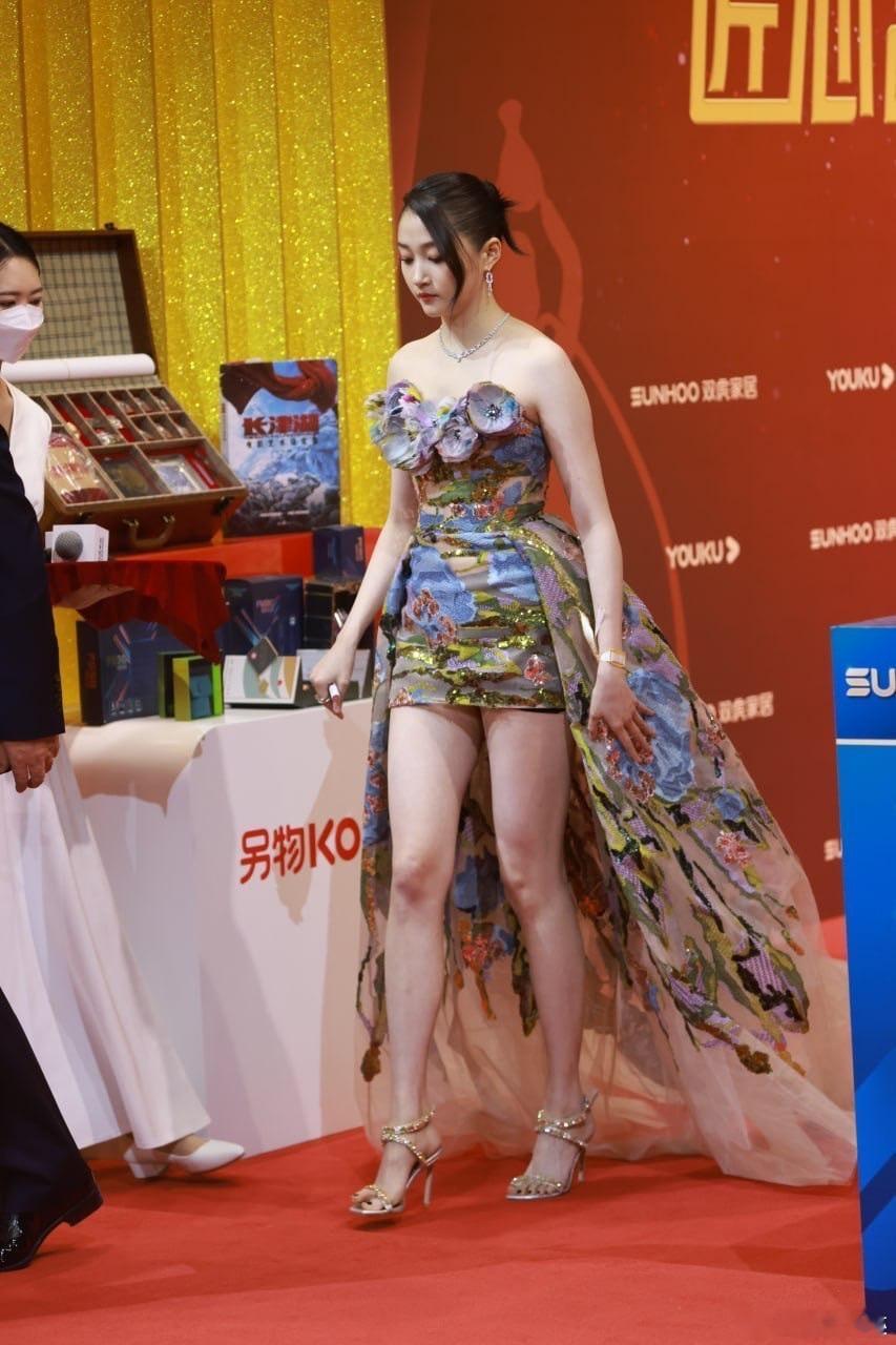 刘大锤聊王安宇关晓彤关晓彤红毯生图