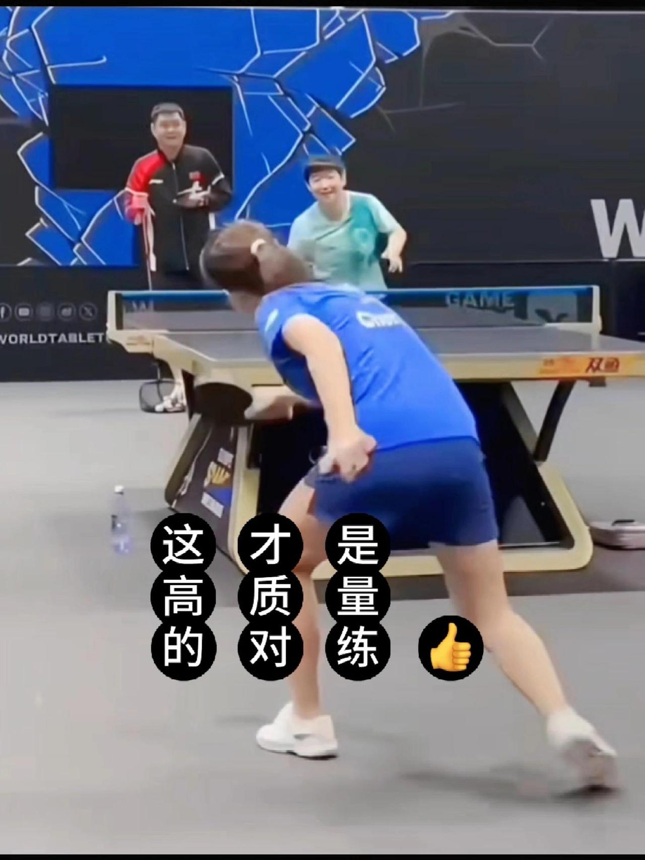 猫猫打得很开心，邱贻可在后面也是不亦乐哉，师徒俩都舒服！良性互动，良性竞争，超
