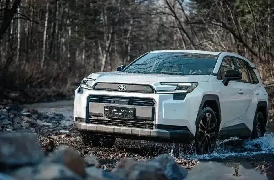 2025全球SUV销量霸主！第六代丰田RAV4荣放上市，15.18万起值不值？