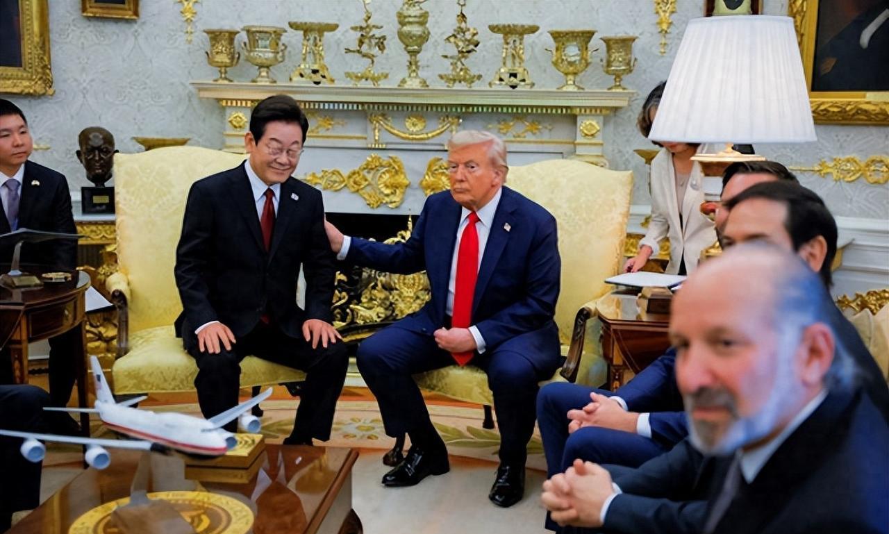 行程结束，李在明离开美国，临走前收到访华邀请，特朗普作出承诺当李在明的专机于8