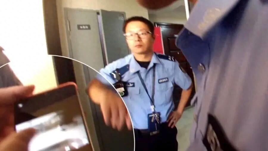 毛孩子立大功！上海，女子远在国外发现家中被入室盗窃，报警后男子躲过了监控，看不到