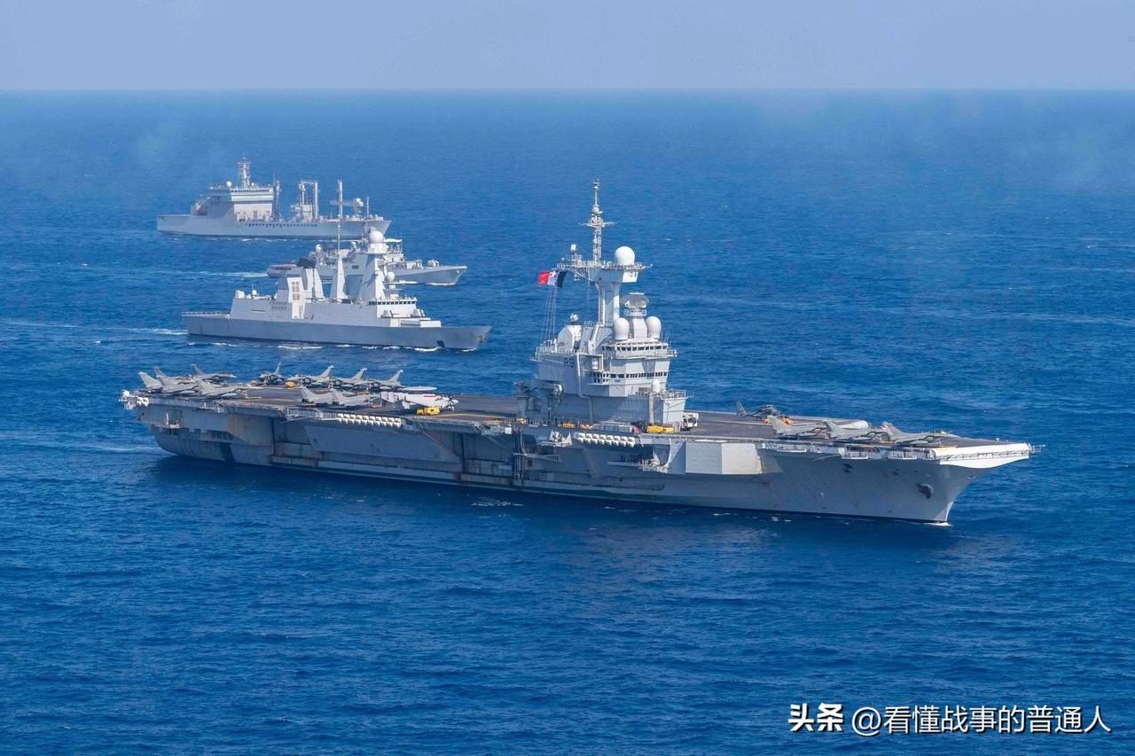 法国戴高乐号航母悄摸摸开进中东刷存在感，全程低调、不声不响，结果一名水兵在甲板上