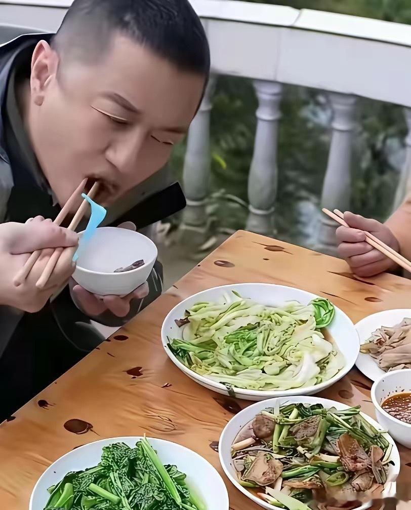且不说谁吃的健康与否，就看一下菜的色泽，显然李亚鹏吃的菜看起来有食欲，第一直觉是