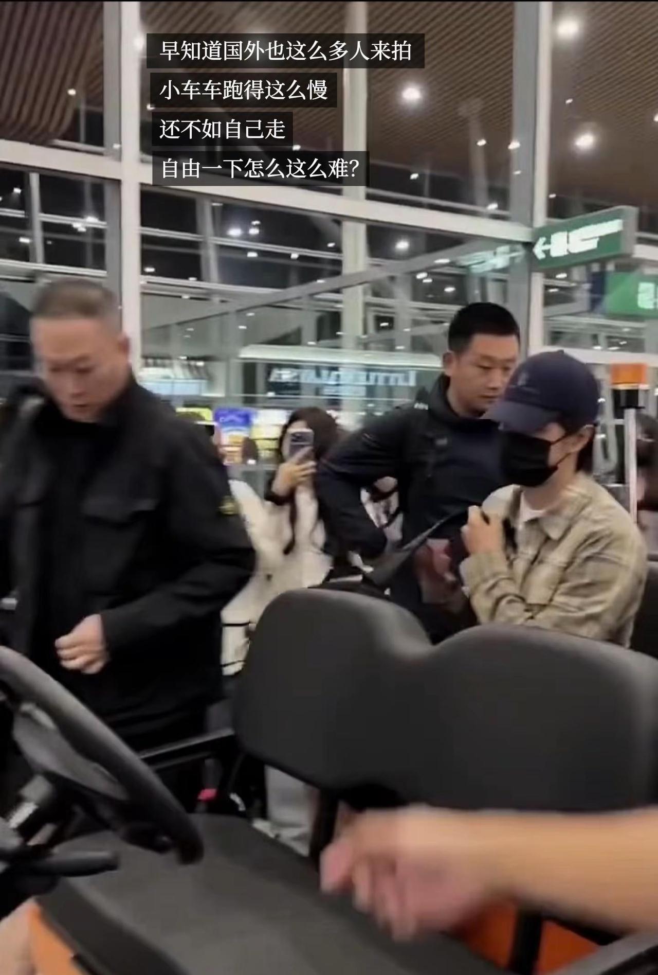 王一博到达马来西亚，热情的人还是很多。本来以为出国以后没那么多人跟，孩子会自由几