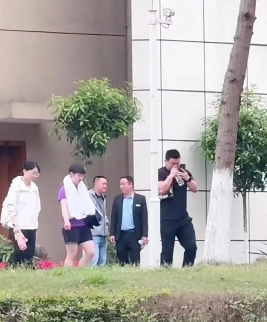 你拍我，我拍你，国乒都是喜剧人，三大社被反狙了。莎莎和眼镜队医、王翔一起下训，