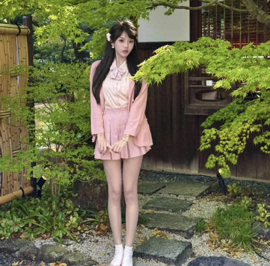模特小姐姐自拍，粉裙清纯甜妹，黑丝摩登女郎，切换自如
