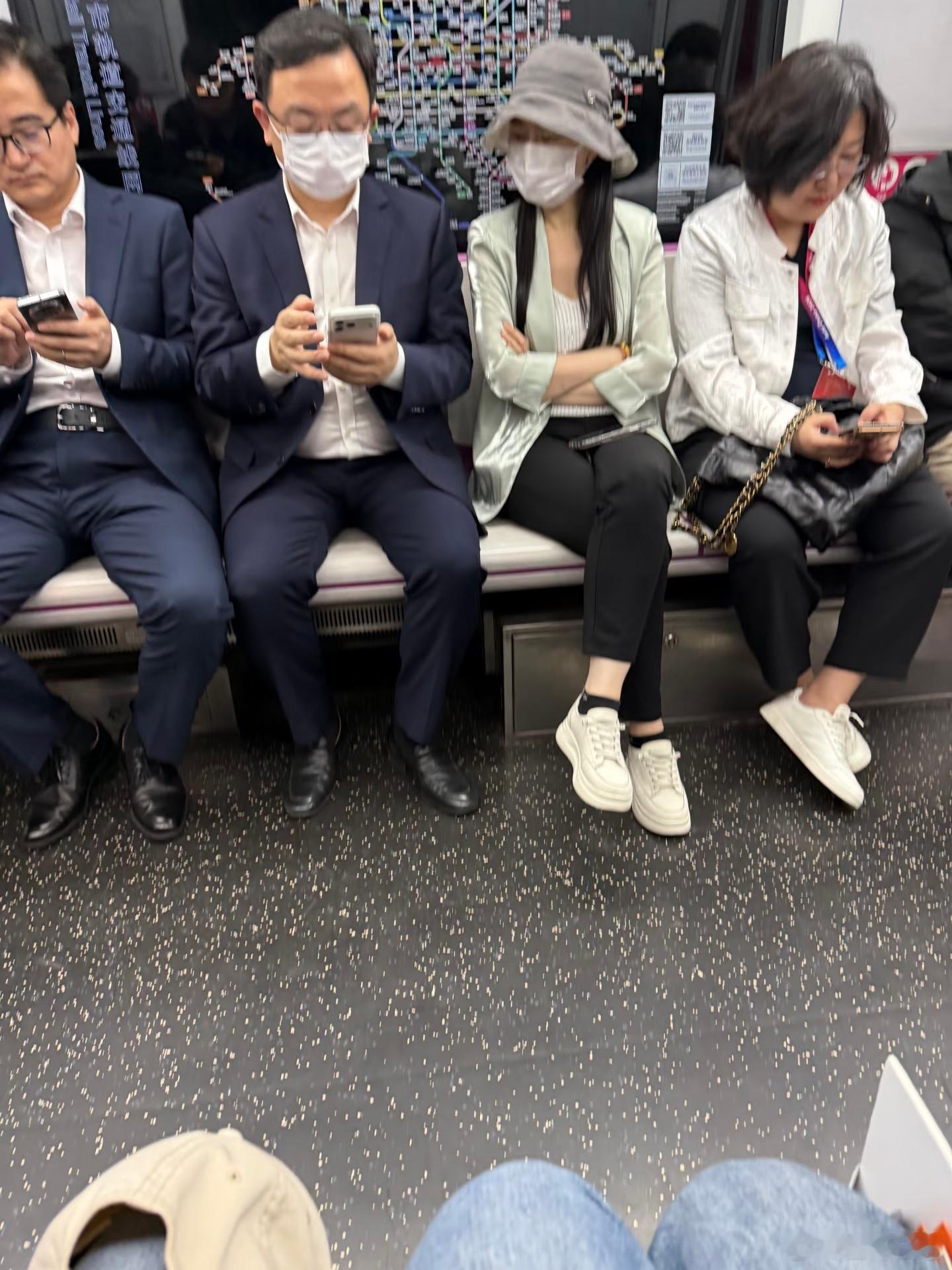 千亿老总，竟然低调坐地铁，旁边的妹子好像认出来了，那么你认出他是谁了吗。上海警方