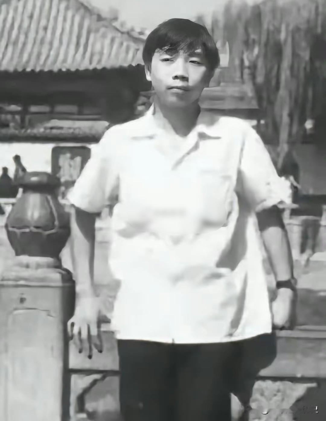 汉奸石平原籍四川成都，早年有在成都生活的旧照留存。他曾公派赴日留学，却背弃家国