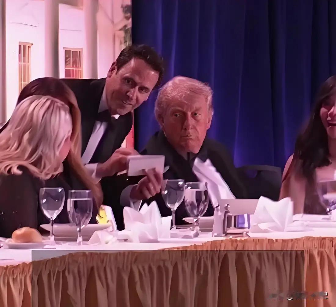 特朗普算是命硬，竞选总统时被枪击一次，昨天又被枪击一次。幸好他都躲过了。只是