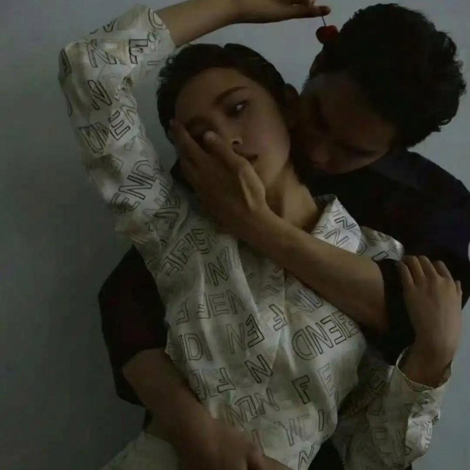 张若昀手大得让人忍不住夸，唐艺昕腰细得让人挪不开眼，这对夫妻俩真的太配了