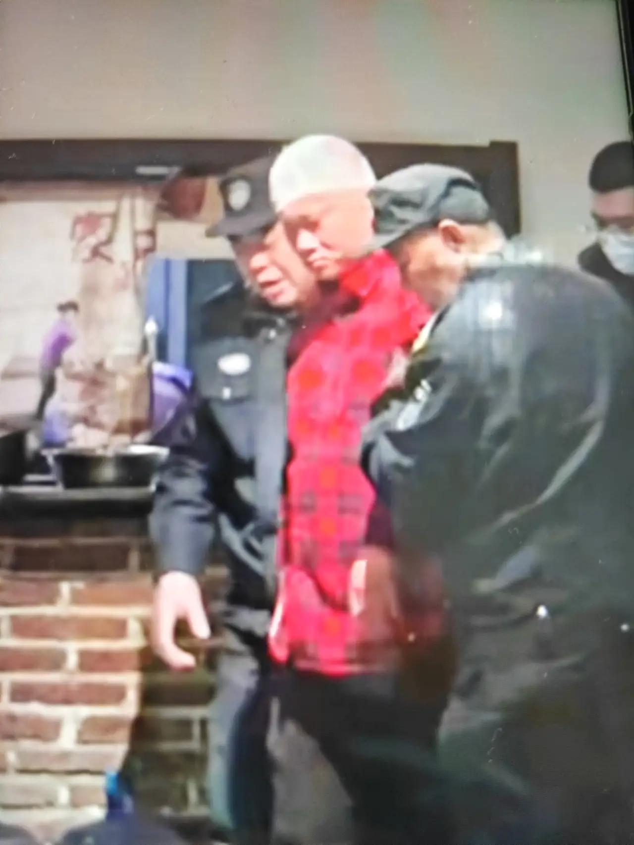 昨晚，青岛市城阳区西四社的网红MC大邦和红岛后韩的励志哥大龙在城阳春城路聚福阁大