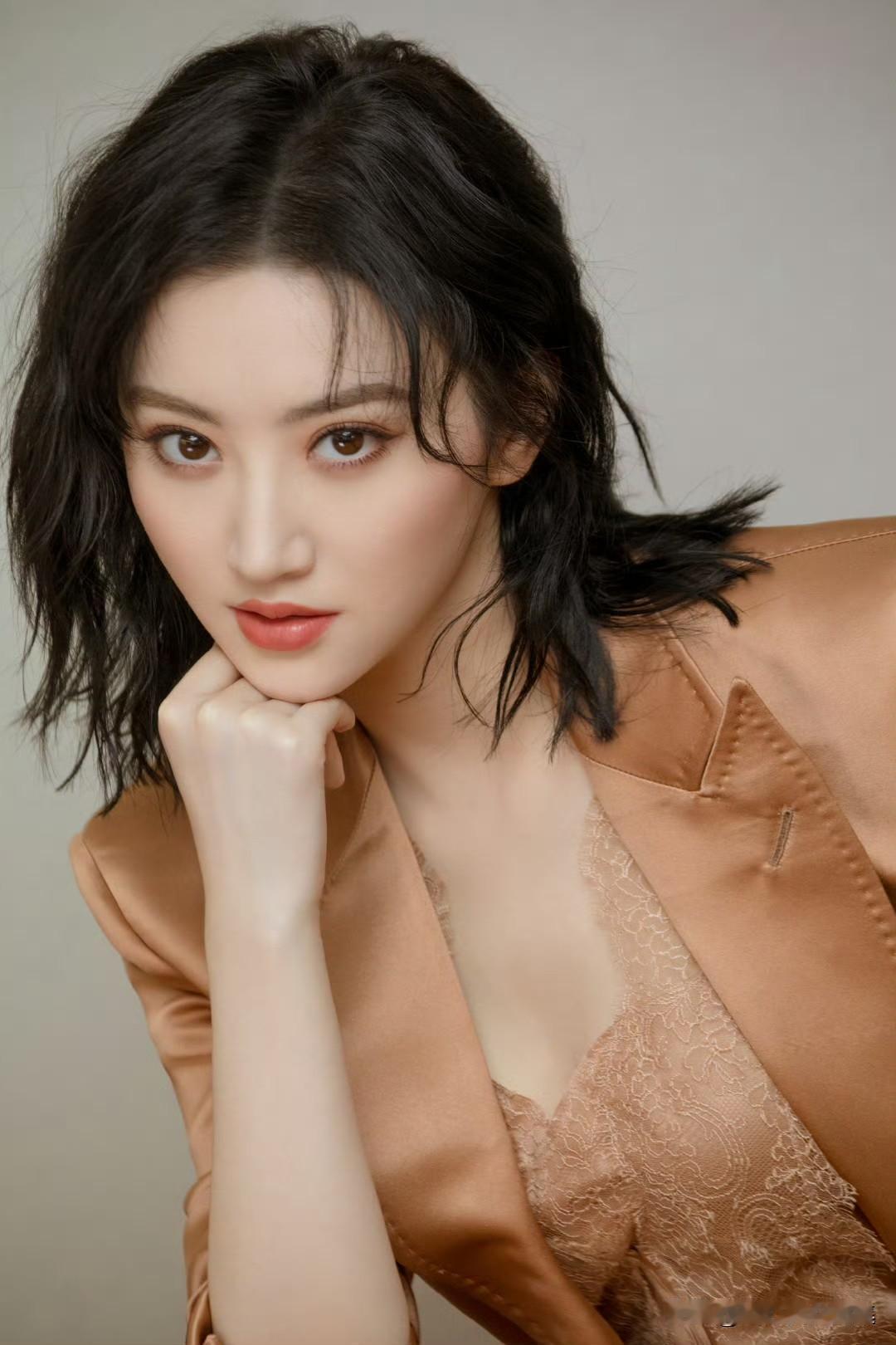 景甜这棕色穿搭，简直把清新甜美格调狠狠拿捏了。在北京时装周上，她一袭棕色夹克配丝