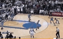 史上最嚣张的提前庆祝！库里也只是模仿他！他就是阿里纳斯！NBA历史上有很多绝杀时