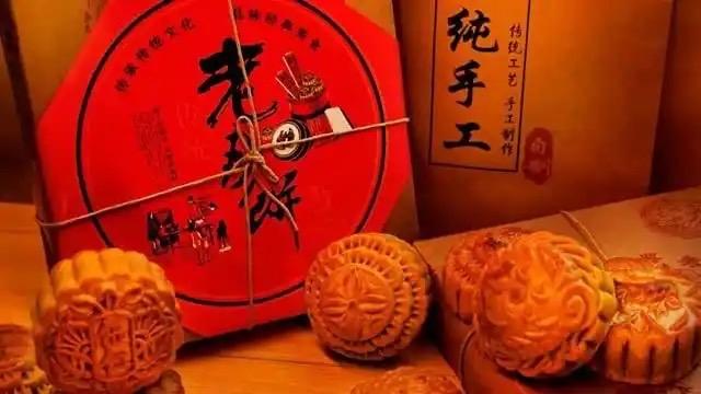 年轻人“逼哭”月饼商家？高价礼盒无人问，10元手工饼排疯队月饼市场月饼礼盒
