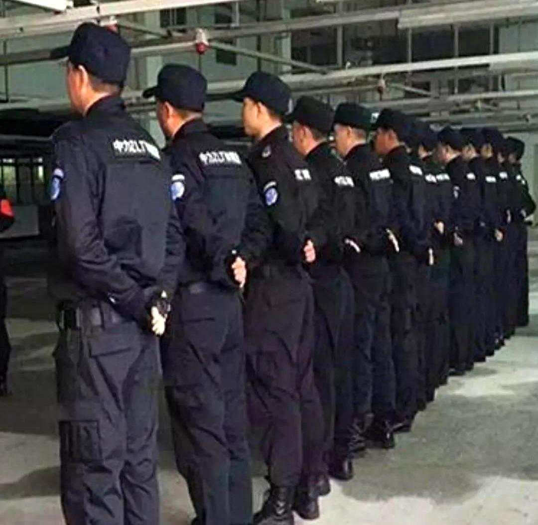 我们的保安班长最近有点发神经，不知道是不是故意想显摆自己对工作负责，现在这大热天