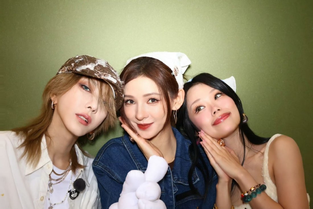 终于等到曦发照片啦[爱心]美女就要多拍！图中这三个人有三个人很可爱友谊长存张予