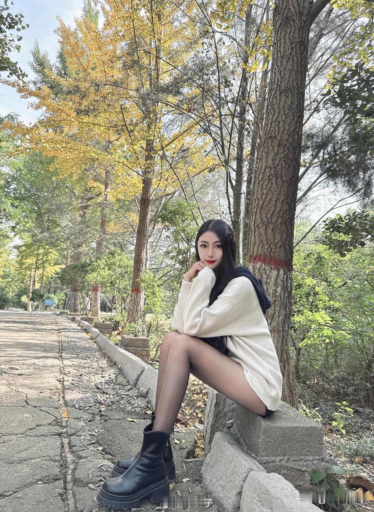 优雅自信穿搭分享复古绿墙前，少女风穿搭