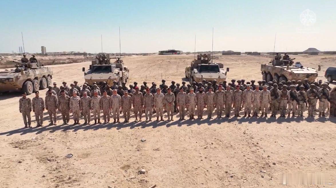 参加中沙海军联训的车辆,中方是驻吉布提保障基地轻型机械化步兵连的八轮步战;沙方是